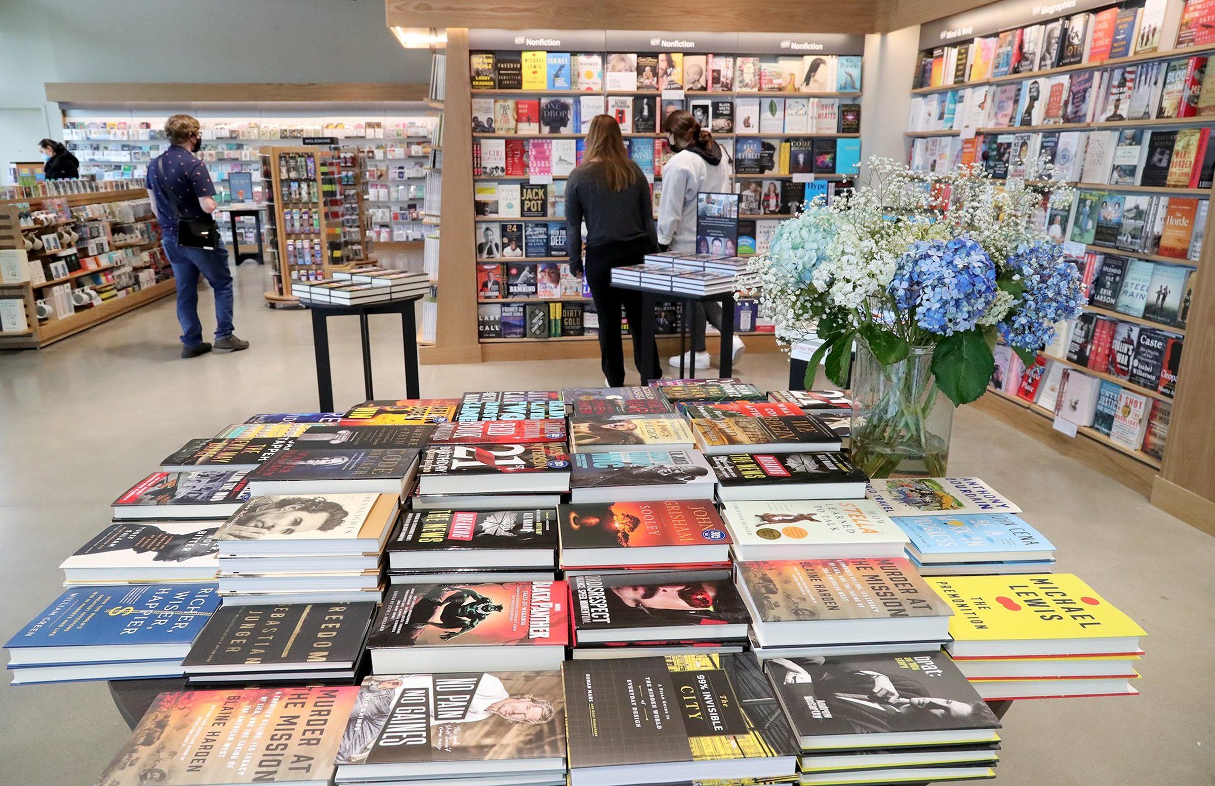 A new Barnes & Noble opens in Kirkland, showing how the bookstore chain is changing